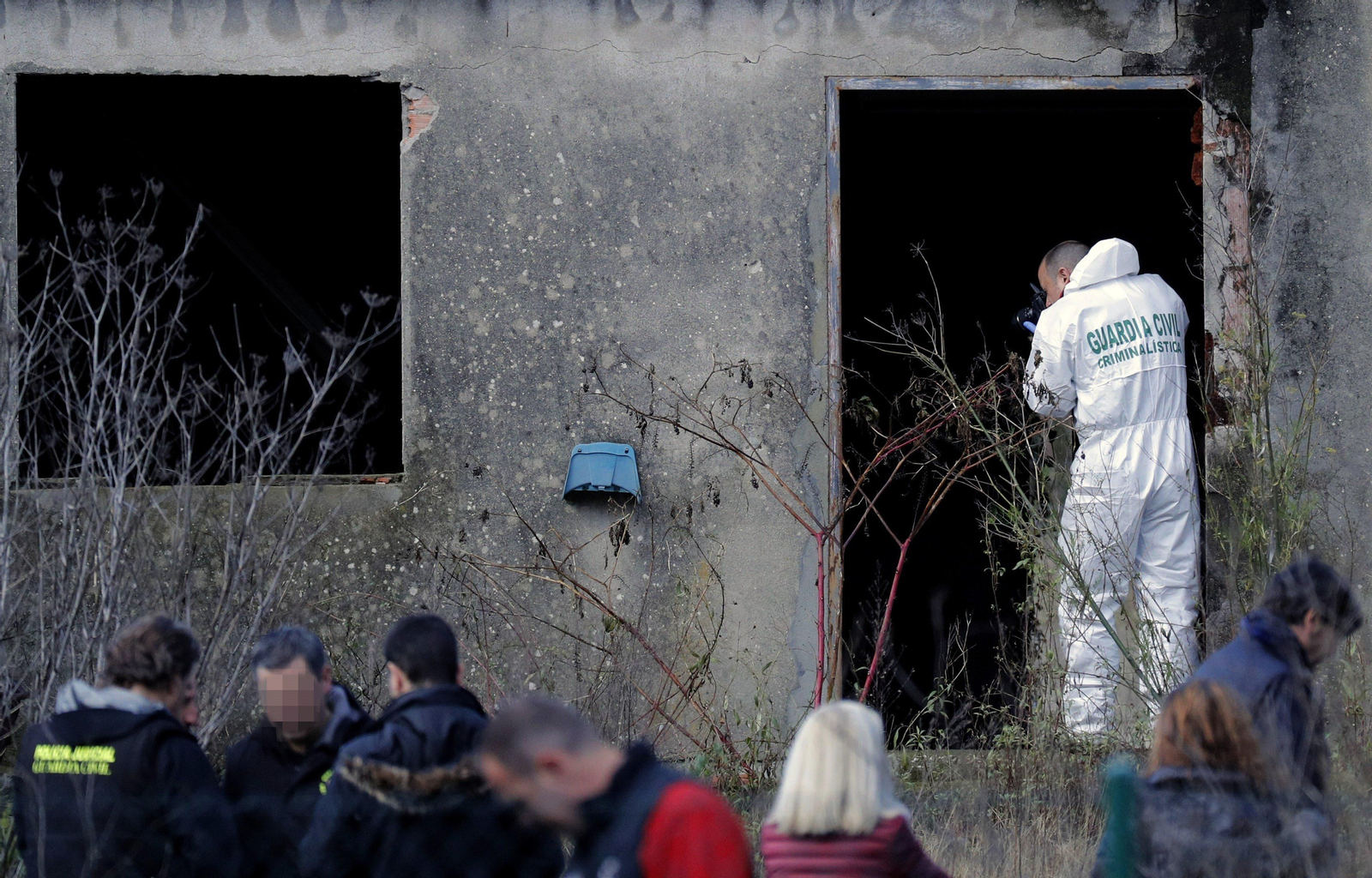 Agentes de la Guardia Civil, durante la recogida de muestras en la nave de Rianxo.