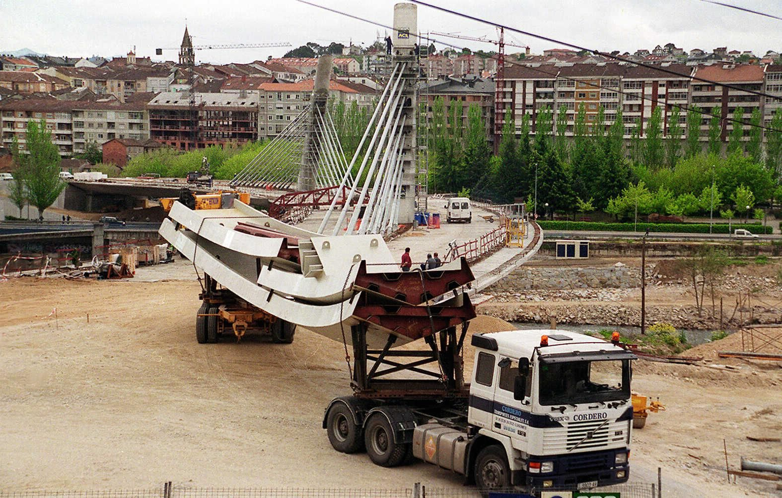 La construcción del emblemático Puente del Milenio hace 25 años cambiaba el skyline de Ourense, en fotos