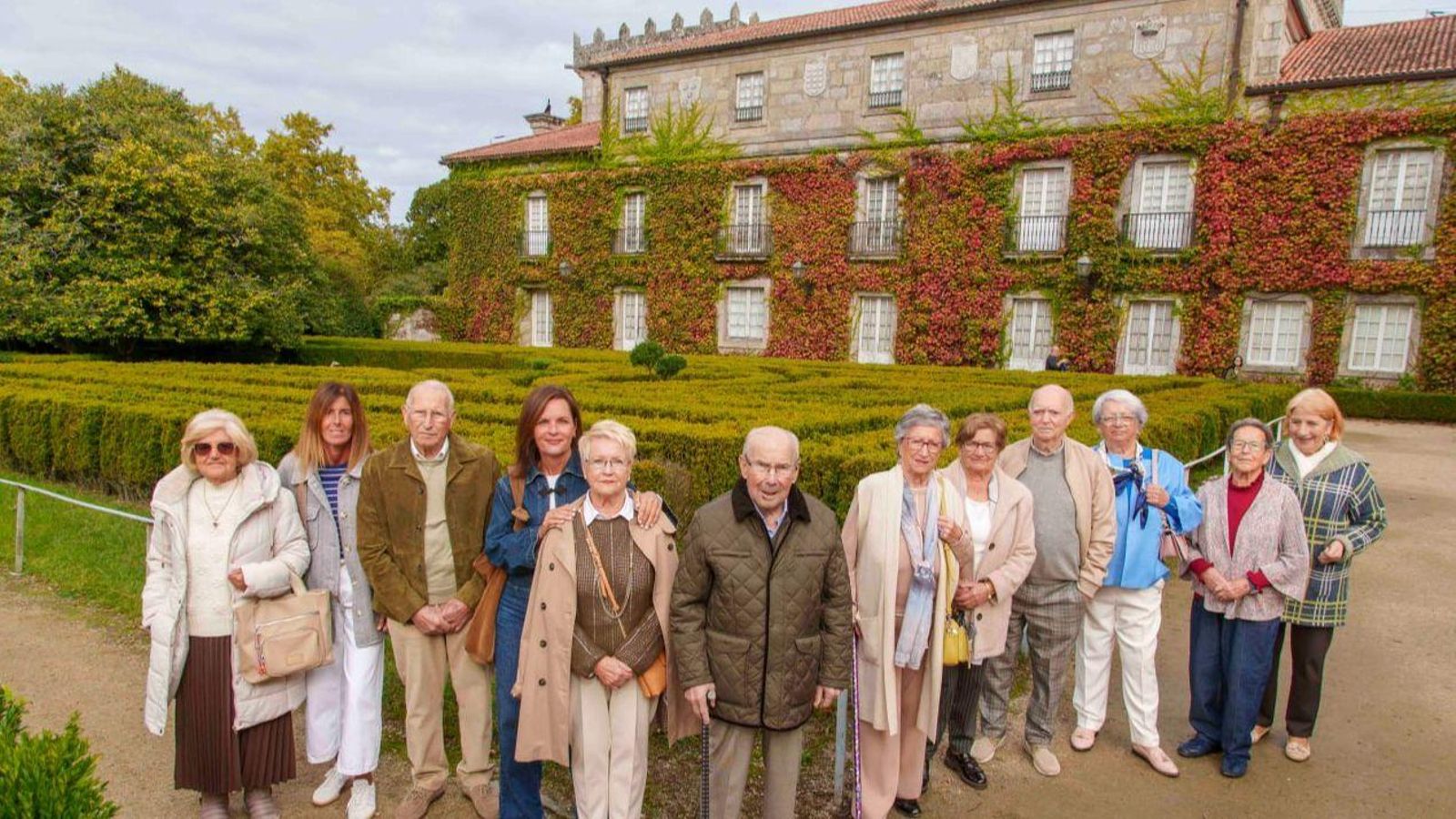 La familia del ebanista y del chófer Julio pasearon ayer por los jardines del pazo de Quiñones de León, donde los marqueses organizaban fiestas para los niños de la parroquia.