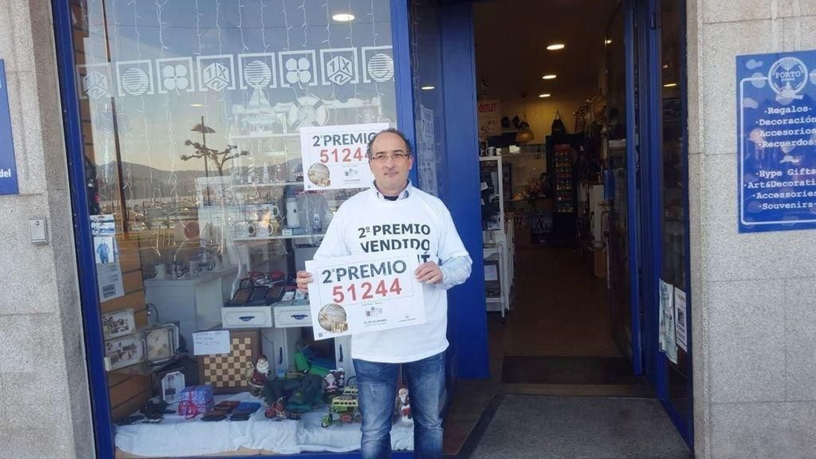 Juan Freaza muestra el número premiado en Baiona.