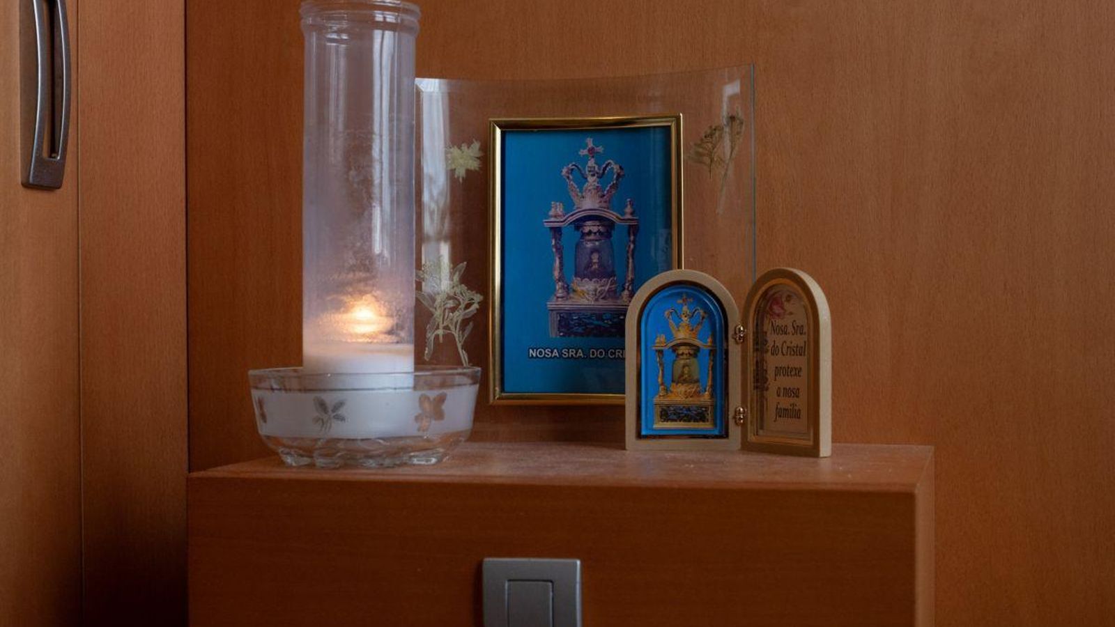 Altar dedicado a la Virgen del Cristal en la casa familiar.