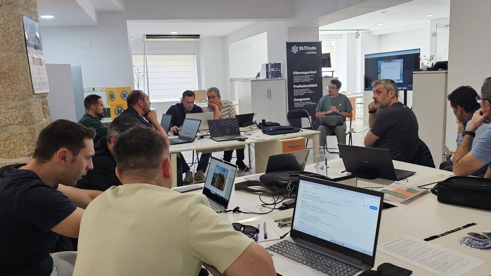 Los asistentes al curso “Introducción a OSINT, DarkNet y preservación de evidencias digitales” comparten opiniones entre ellos y ponen en marcha lo aprendido.