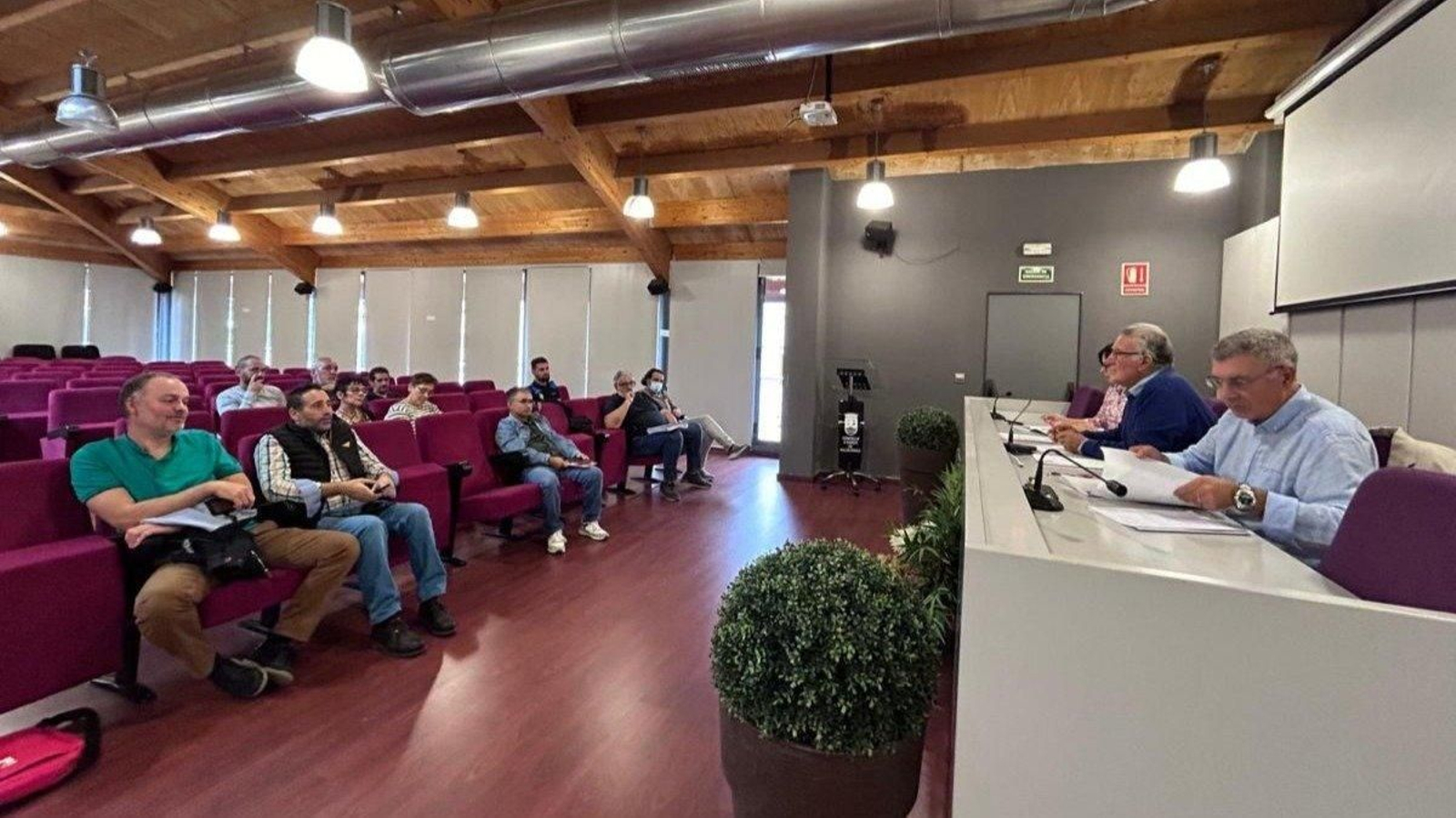 Los representantes sindicales y del Concello.