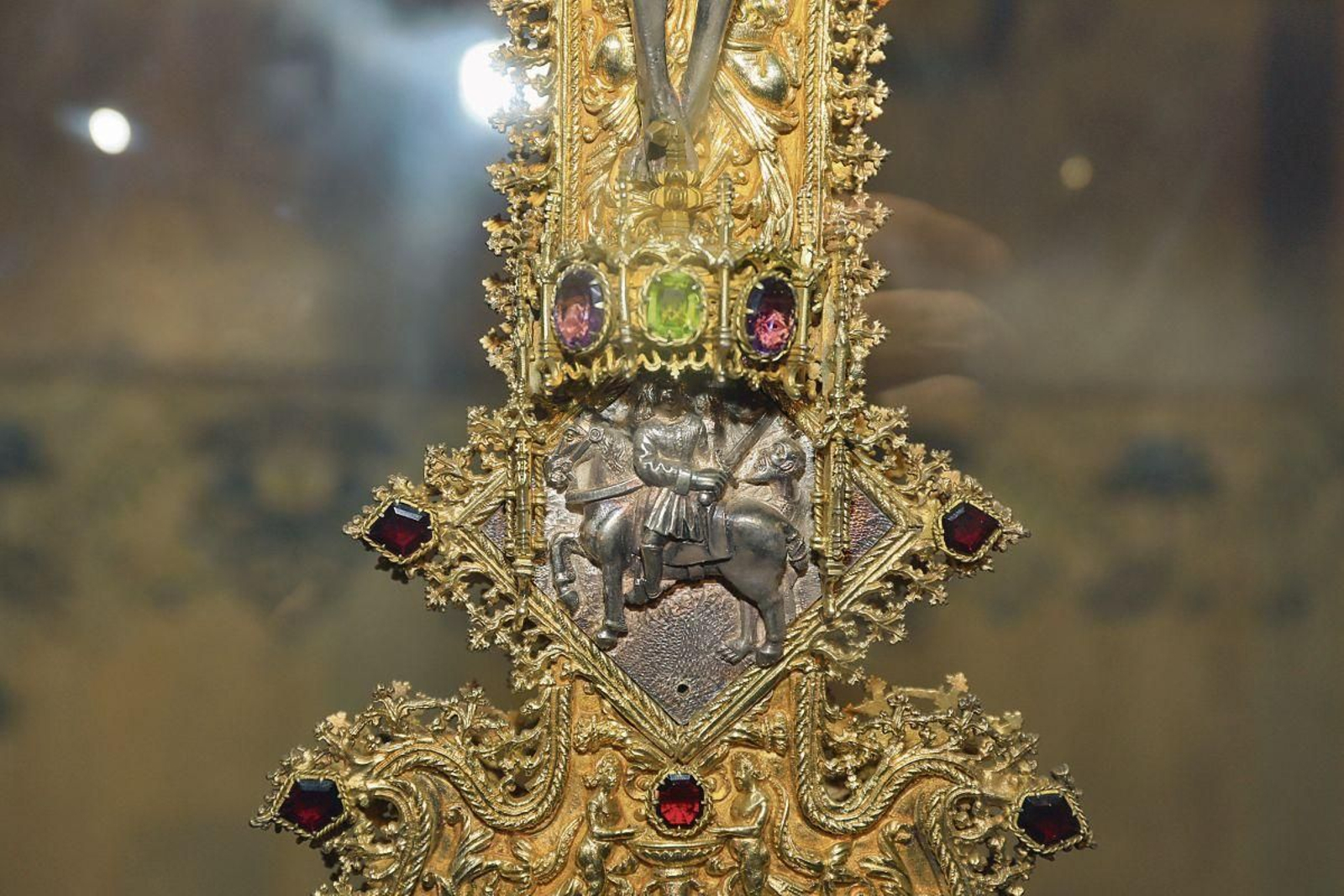 Cruz.  Representación iconográfica de San Martín partiendo la capa con un pobre en la Cruz Preciosa, cruz procesional donada por el conde de Benavente para compensar los daños a la estructura del templo.