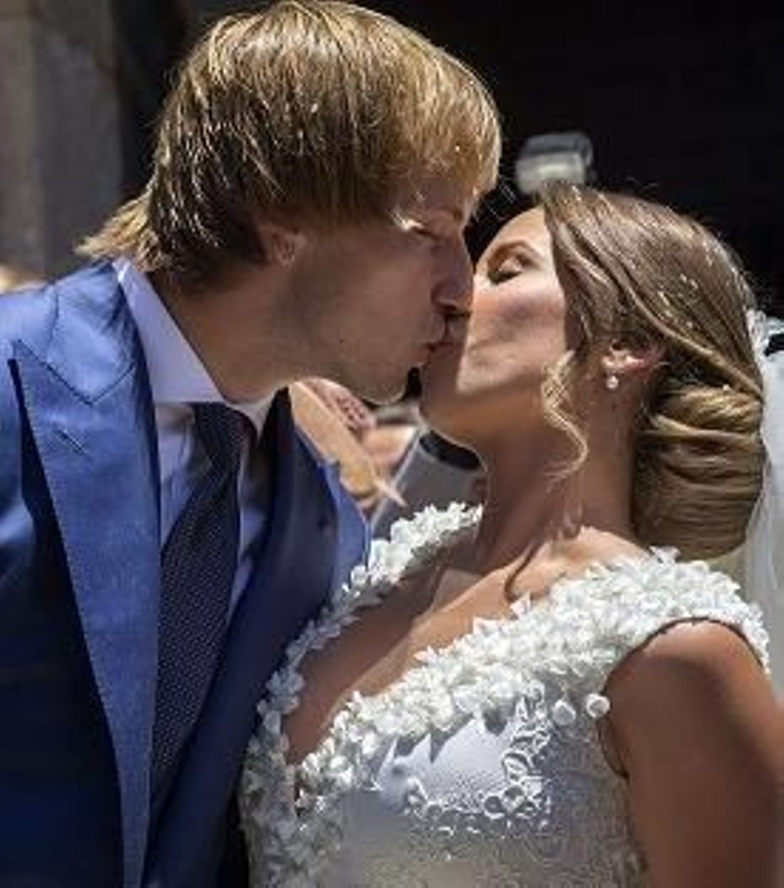 Ivan Rakitic y Raquel Mauri se besan en la catedral de Sevilla.