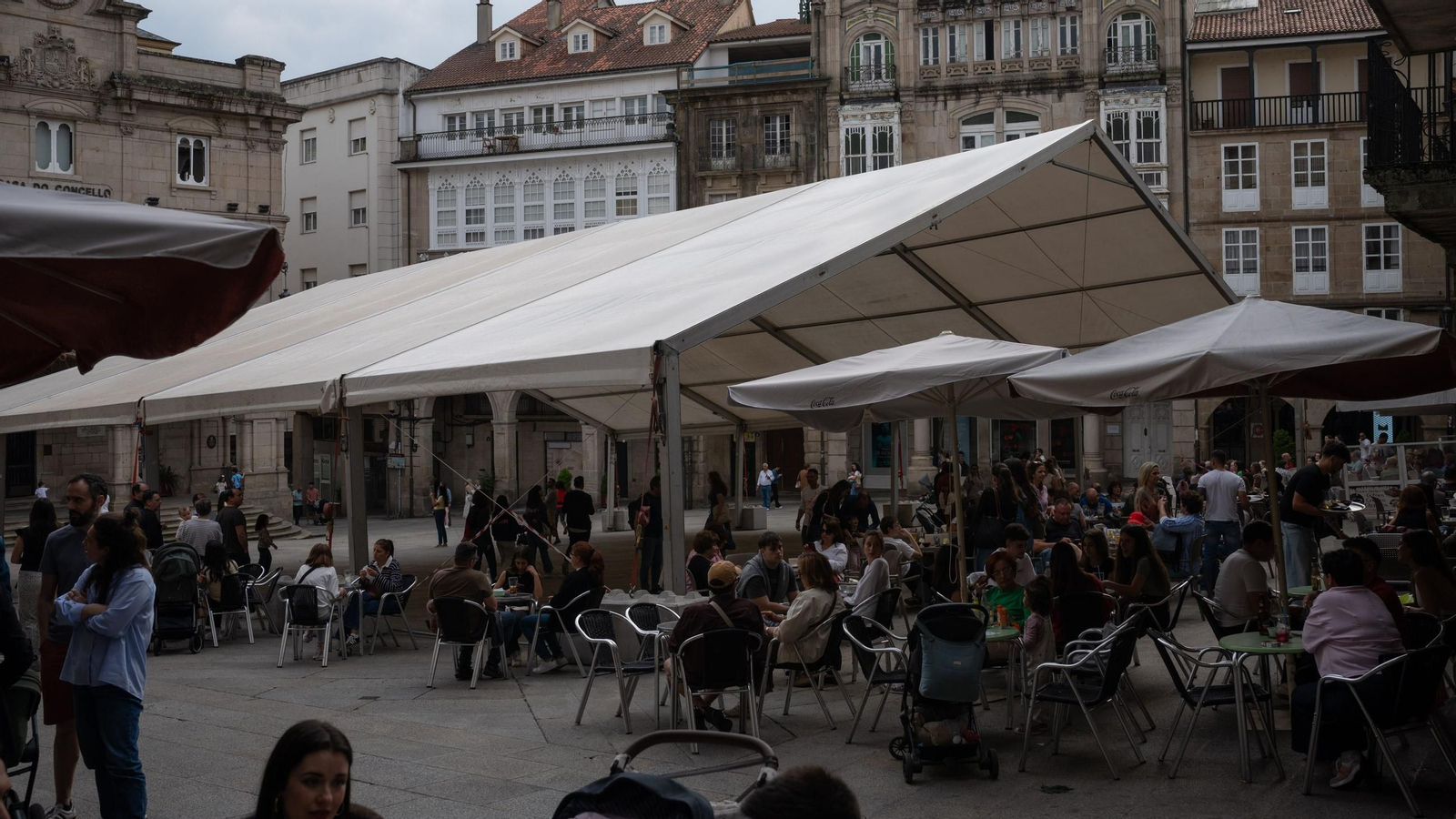 La carpa instalada en la Praza Maior para la celebración de la Festa dos Maios