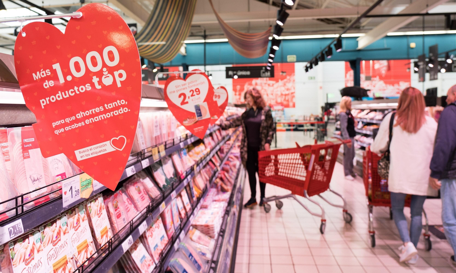 Personas haciendo la compra en un supermercado. // E.P.