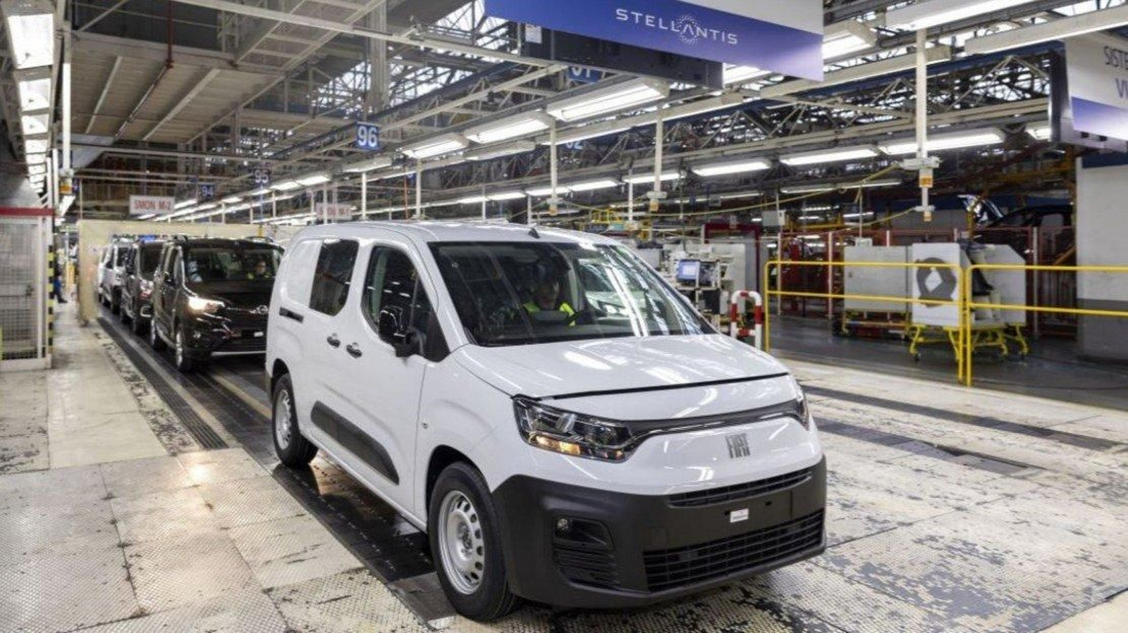 Algo más de 3.300 furgonetas dejará de fabricar estos días la planta por las paradas de producción.