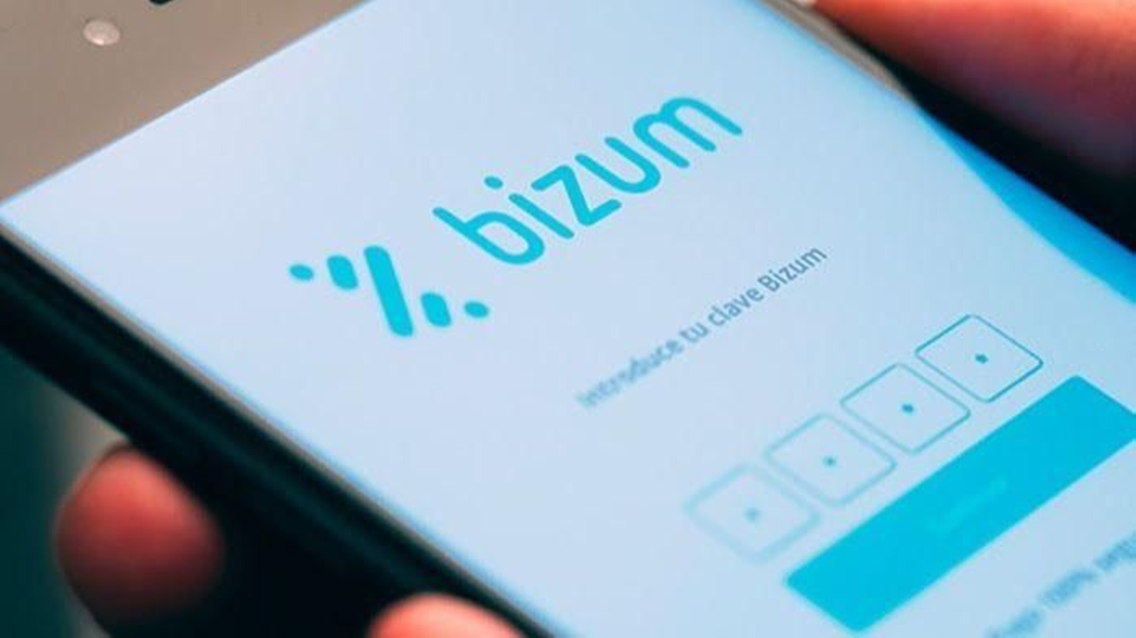 Imagen de un usuario utilizando Bizum en su móvil.