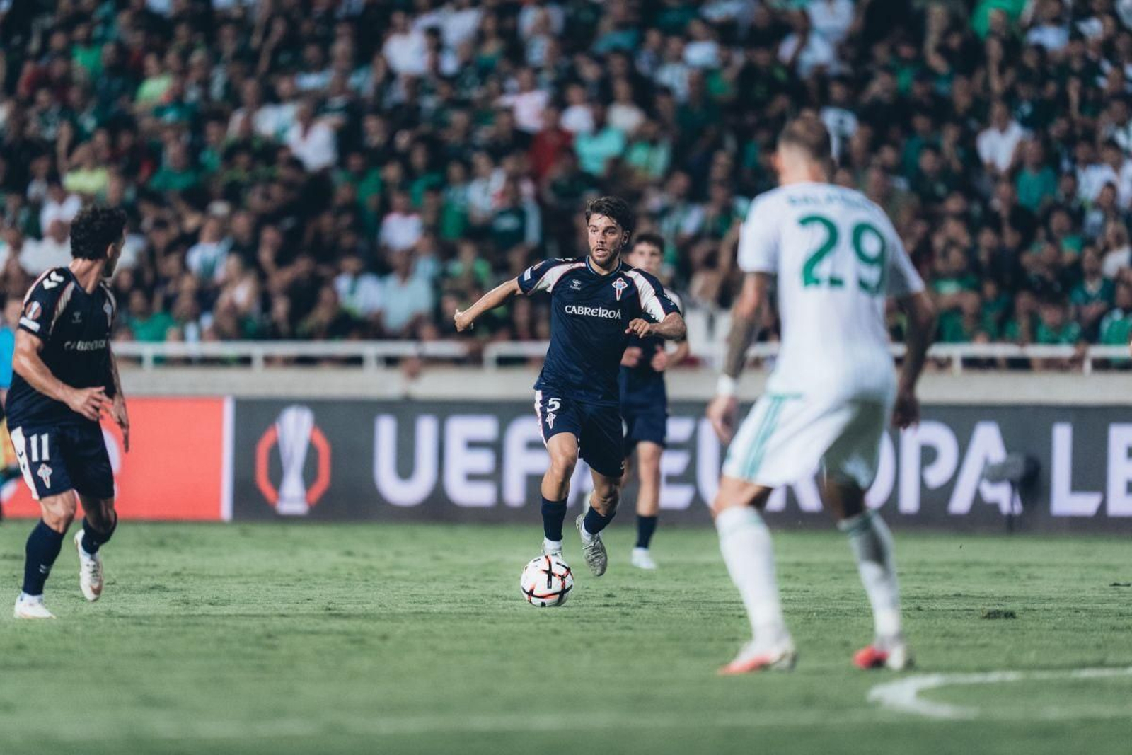 Sergio Carreira conduce un balón en campo contrario, este miércoles durante la derrota en el estadio GSP ante el Omonia de Nicosia.