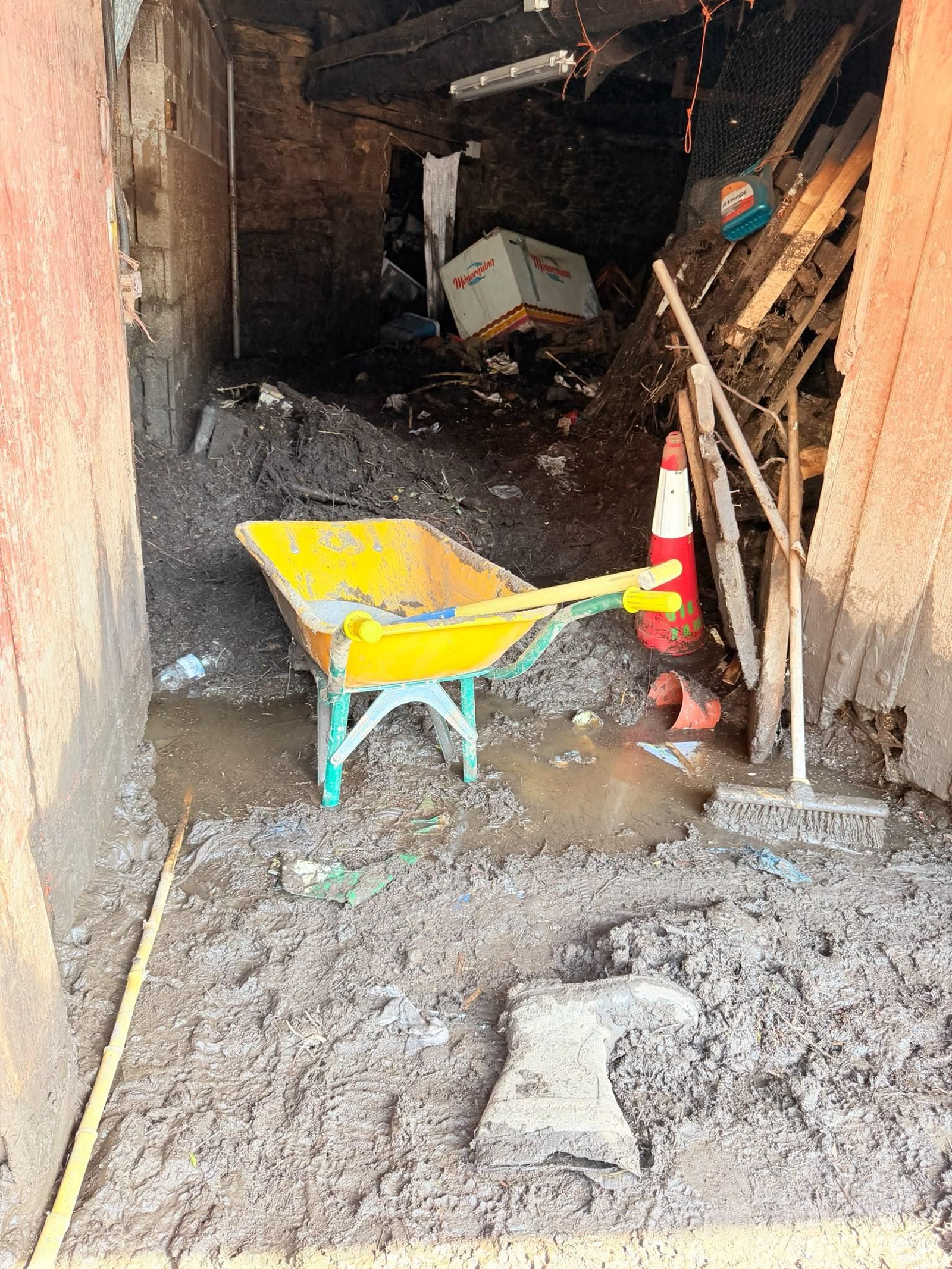 Galería | A Bouza, arrasada, reclama ayuda cuatro días después de la riada, en fotos