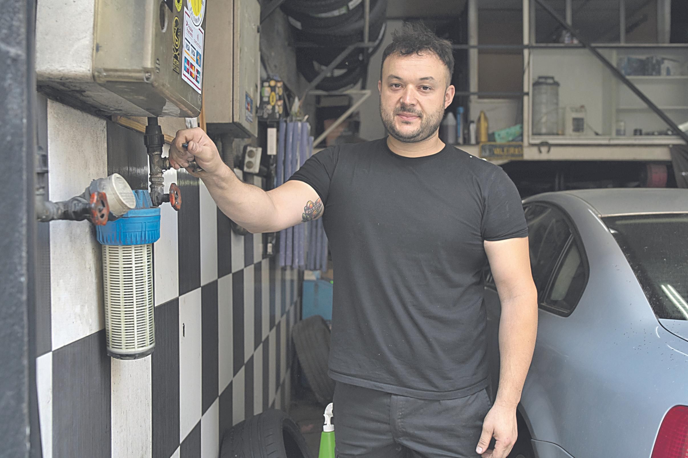 Xoán González canceló las citas en su lavado de coches por la falta de agua.
