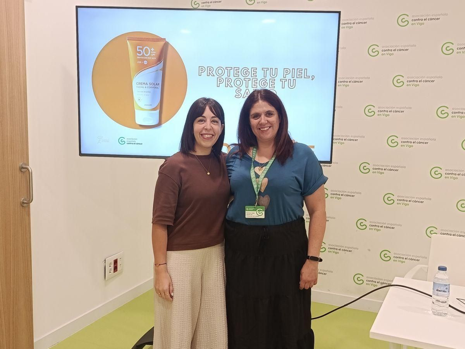 Rita Pereira y Patricia López, tras la charla en la sede de la AECC en Vigo
