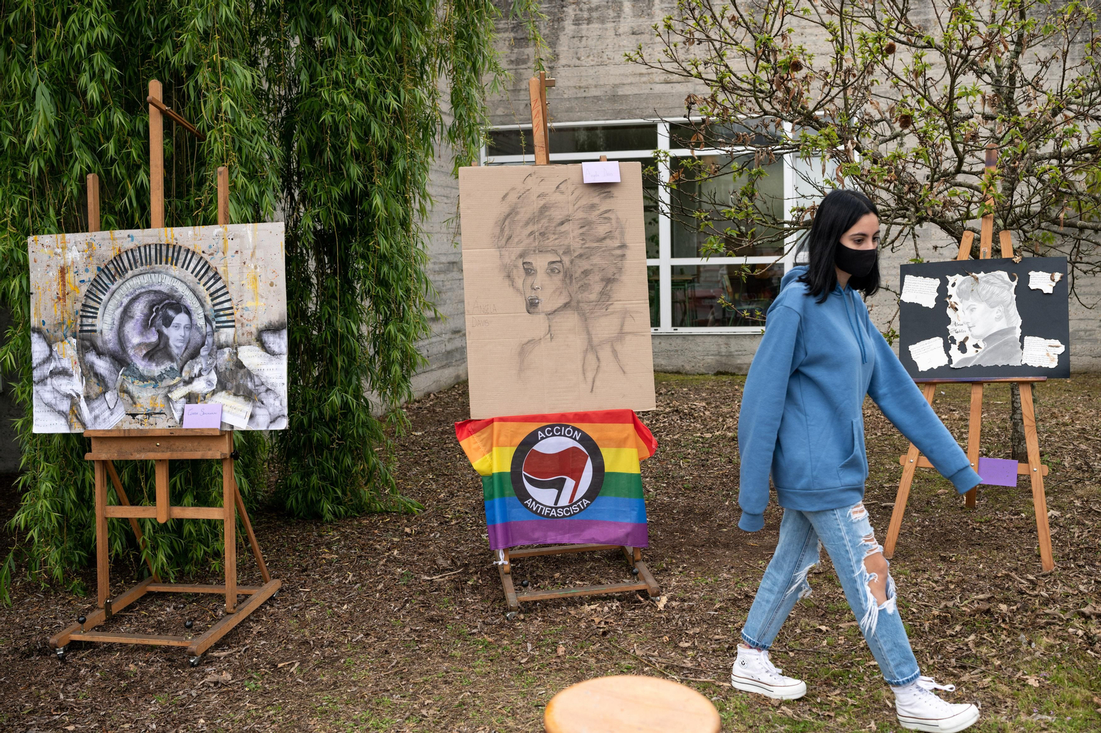 Actividade artística dos alumnos e alumnas de artes no exterior do instituto.