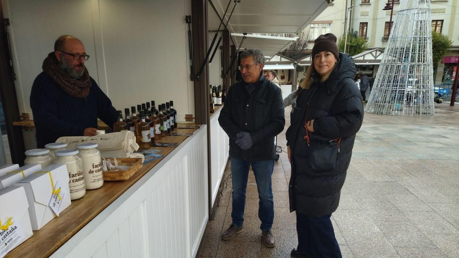 Aurentino Alonso y Alba Rodríguez, ante el puesto de licores artesanales de Barbudos..