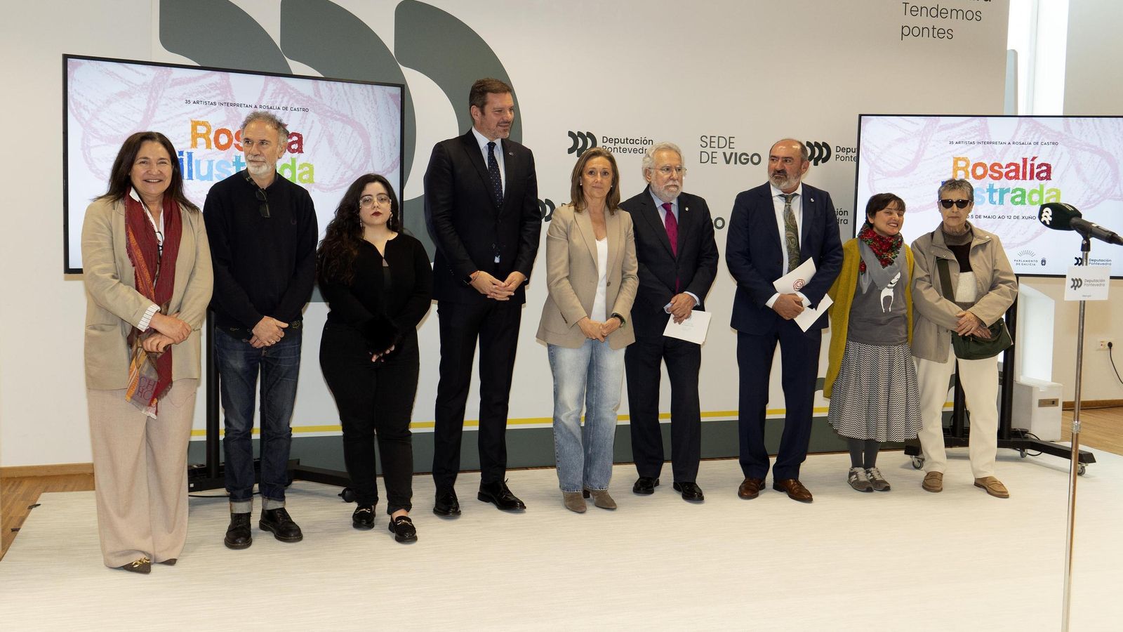 Á esquerda, Ortiz; no centro, Campos, Sánchez, Santalices e Angueira na inauguración da exposición de Rosalía de Castro