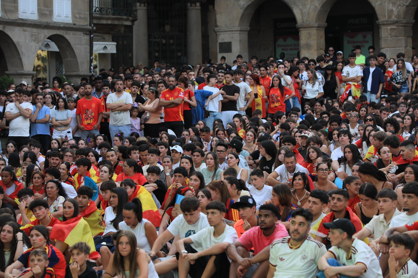 Galería | Ambiente y expectación en las terrazas de Ourense para disfrutar del partido de la selección española ante Portugal , en fotos