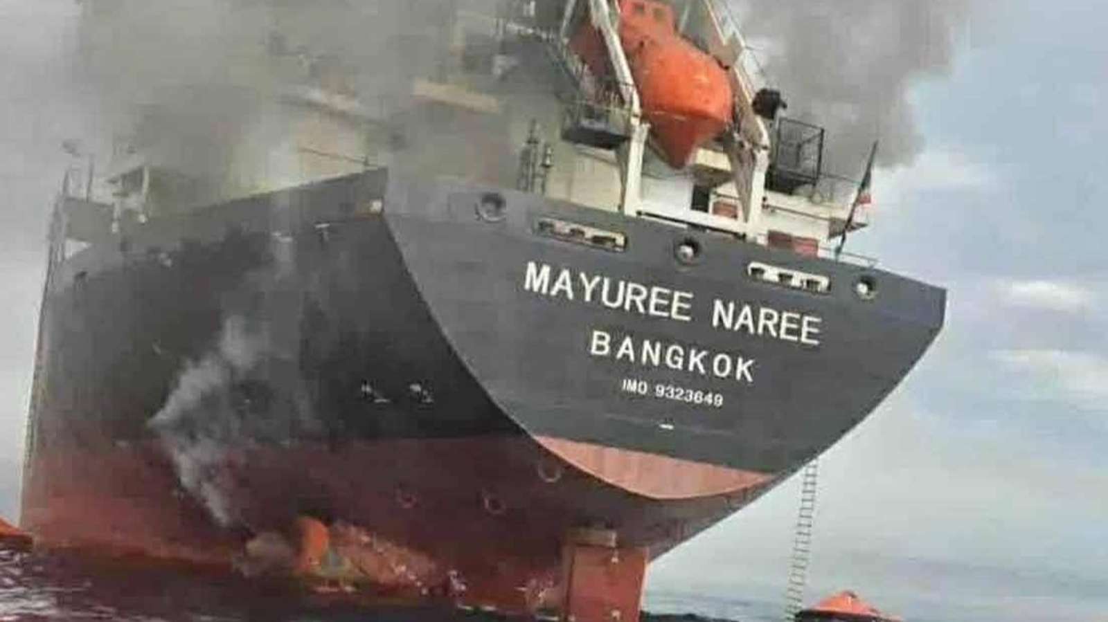 Un carguero tailandés tras ser atacado en el estrecho de Ormuz.
