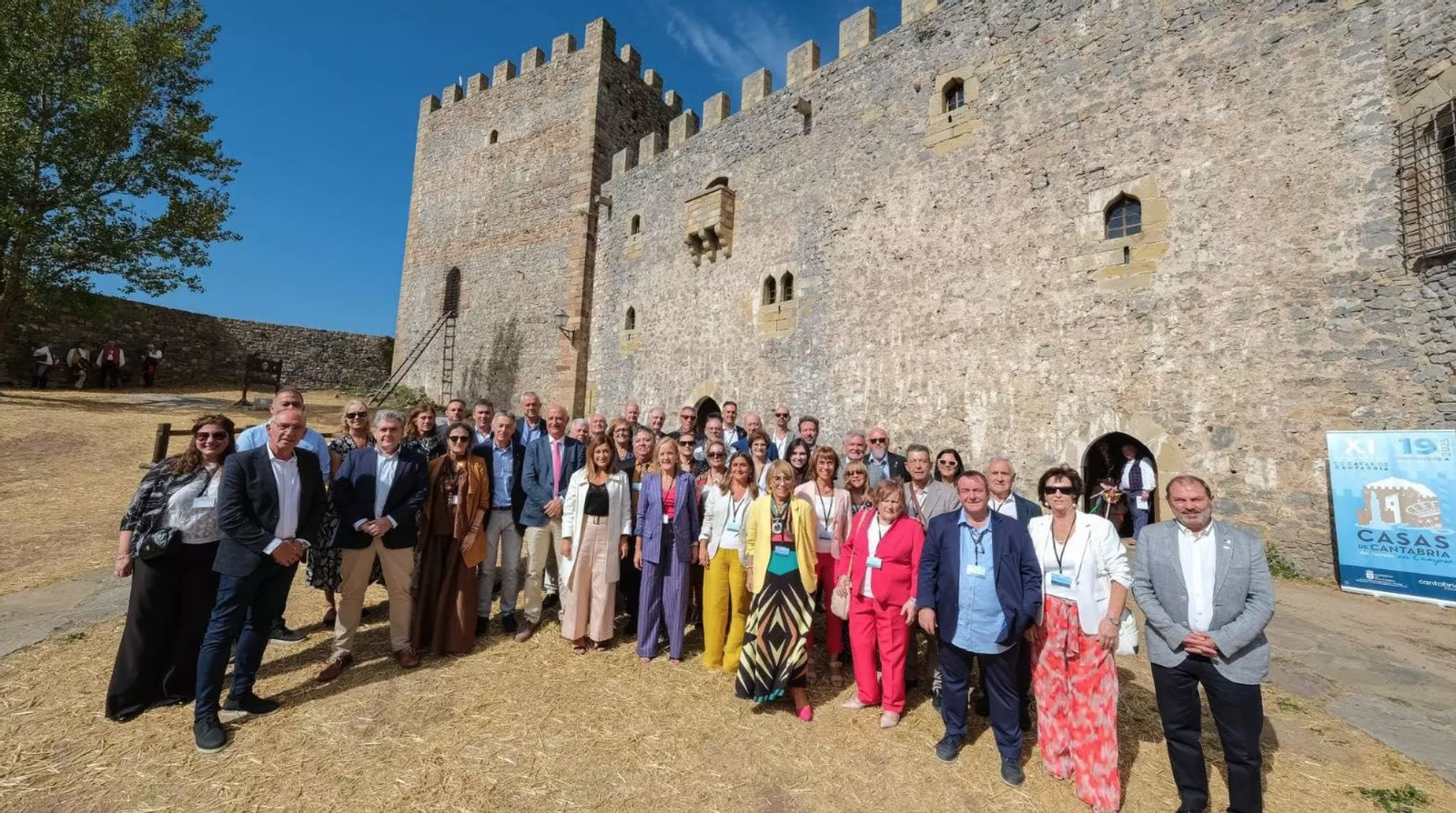 Foto de familia de los participantes en el último encuentro de Casas Cántabras