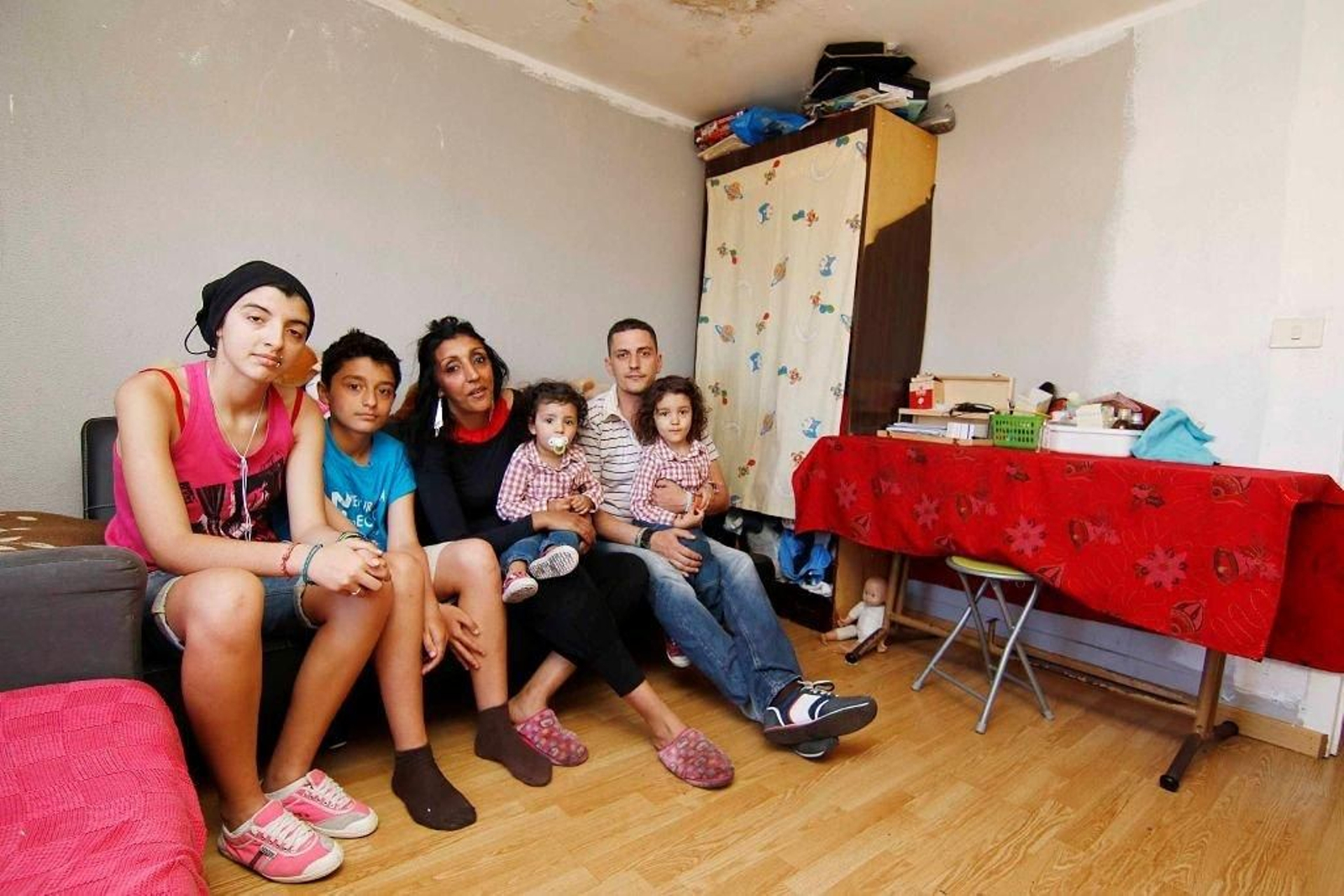 Rubén con su expareja, los dos hijos pequeños que tienen en común y otros dos de ella.