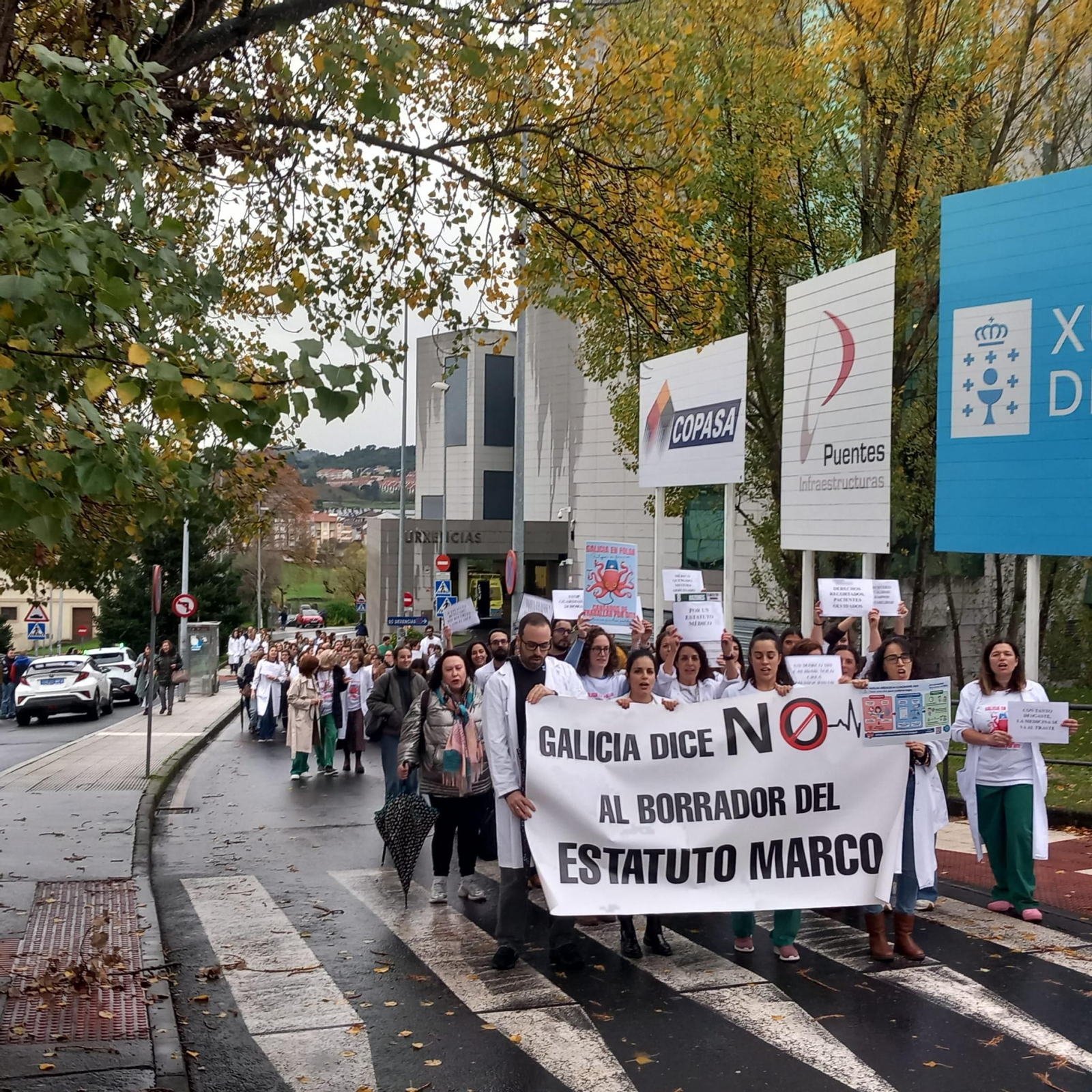 Trabajadores del CHUO se concentran en la primera jornada de huelga sanitaria.