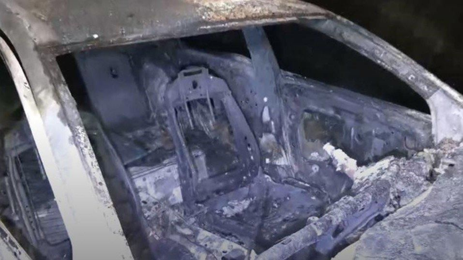 El interior del coche, totalmente calcinado por una combustión.