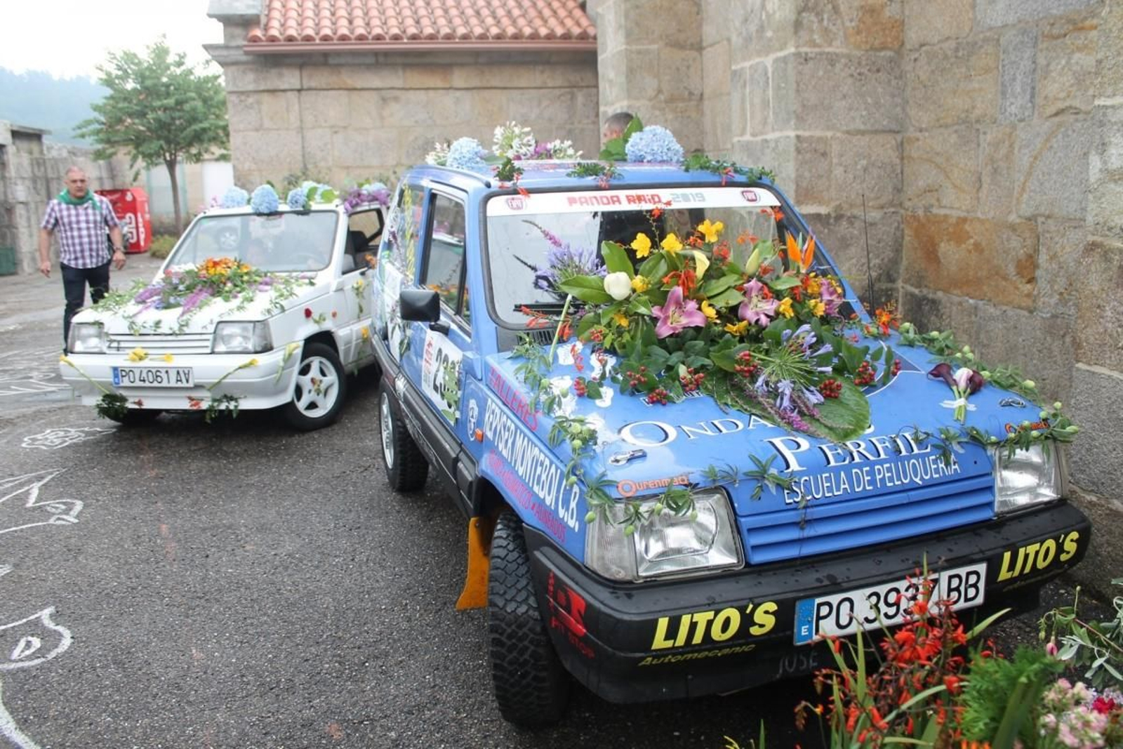 Coches decorados con flores por San Cristóbal en Candeán.