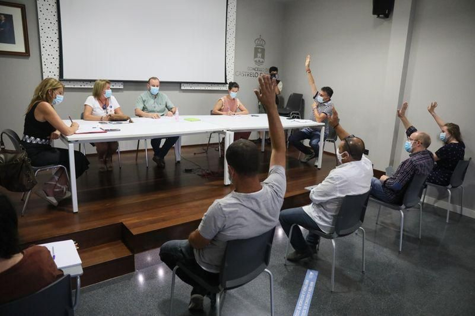 El PP y los dos ediles díscolos votando en contra de la urgencia del pleno del pasado martes (JOSÉ PAZ).