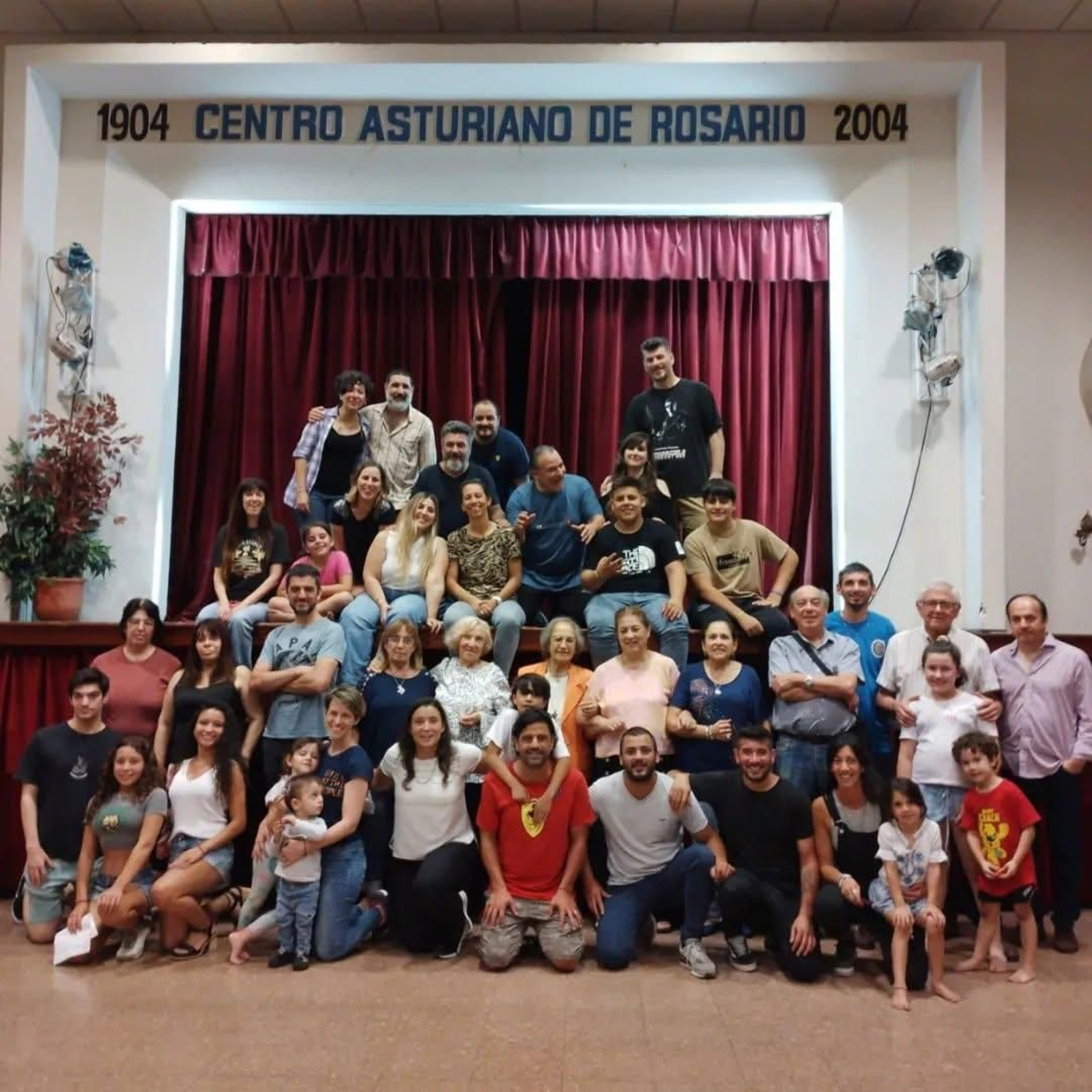 Socios del Centro Asturiano de Rosario