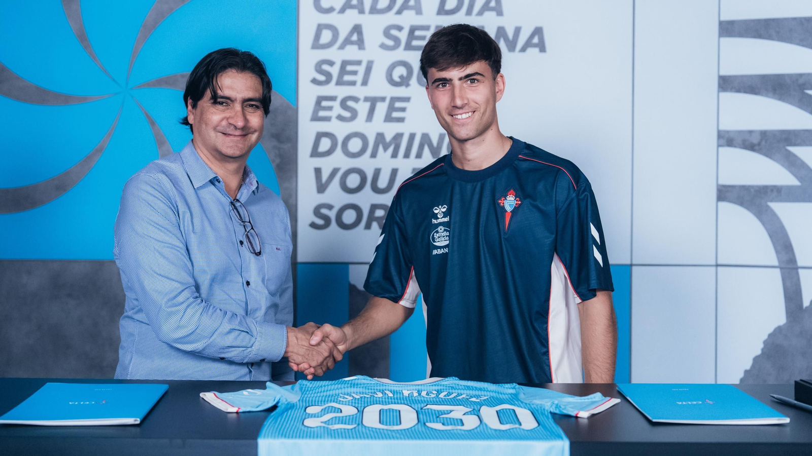 Marco Garcés y Javi Rodríguez en la firma de la renovación.
