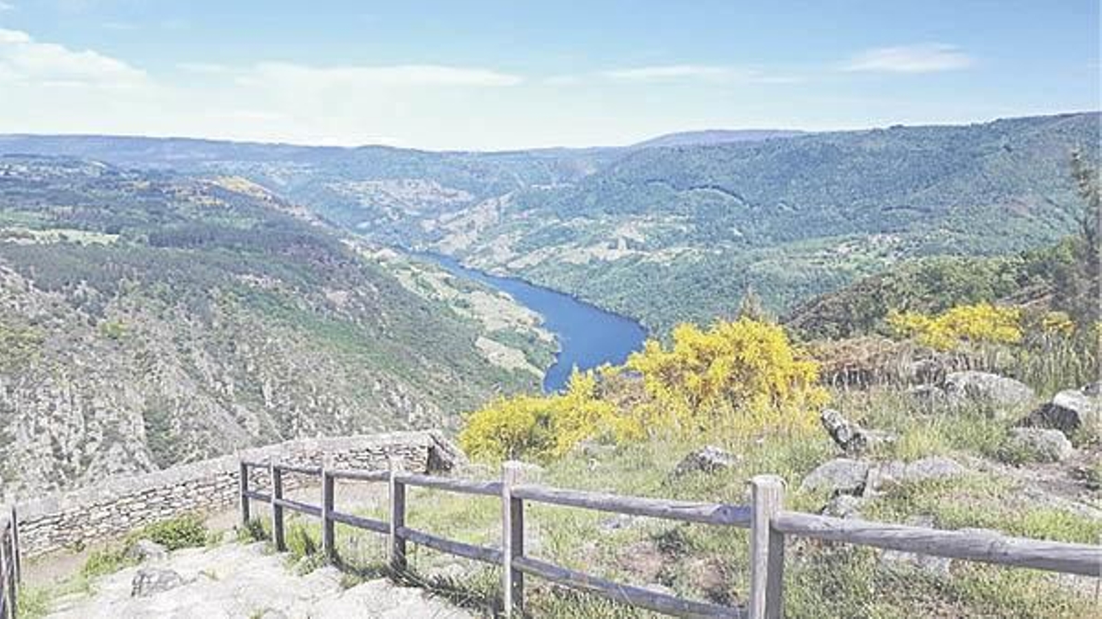 Uno de los más espectaculares miradores de la Ribeira Sacra .