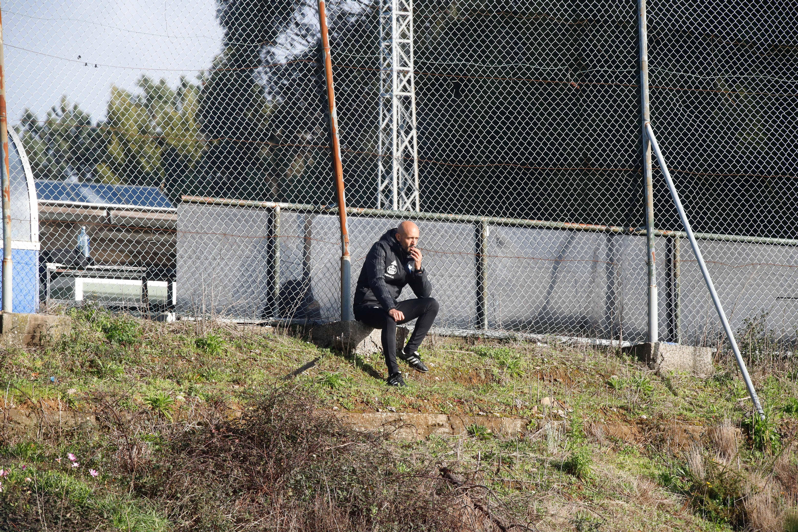 El entrenador del Celta, Miguel Cardoso, medita mientras presencia el entrenamiento matinal del equipo ayer en A Madroa.