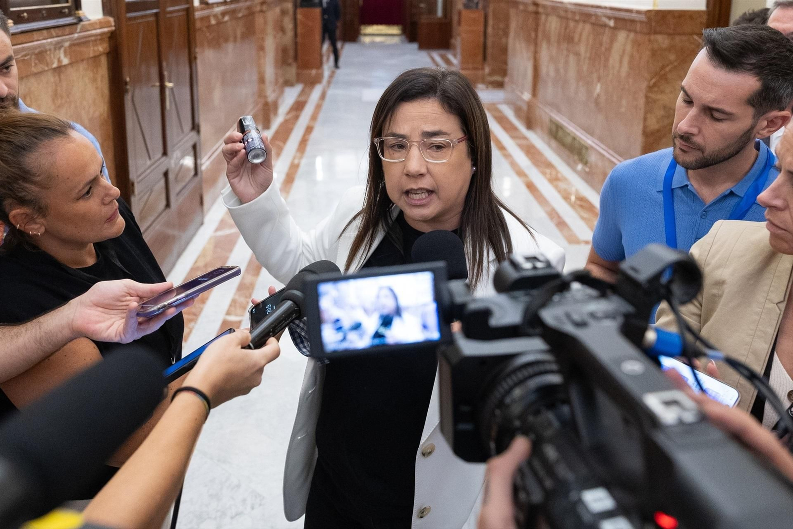 La diputada del PP, Ana Vázquez, tras ser expulsada por llevar un bote de gas pimienta durante una sesión de control al Gobierno.