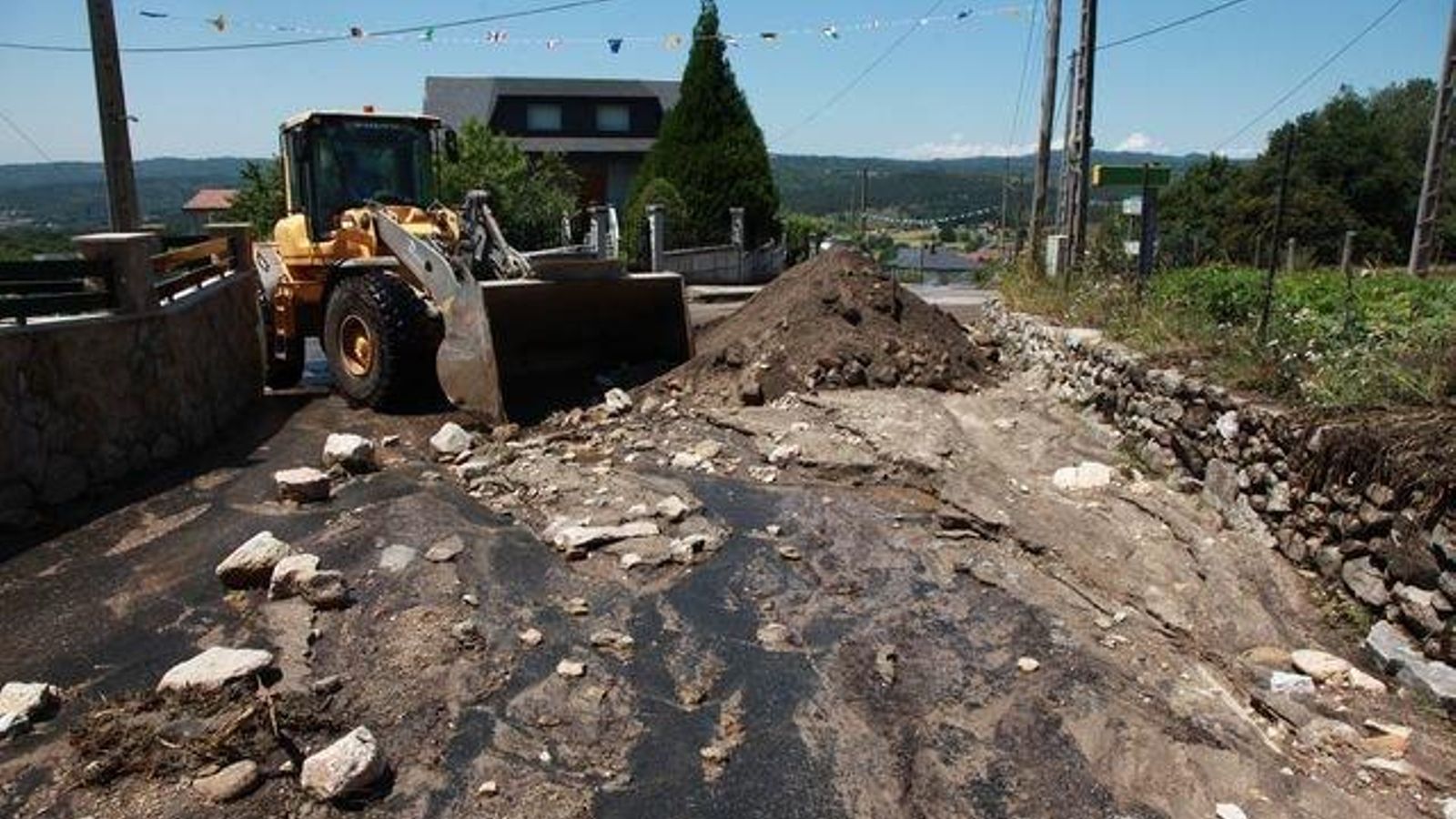 XUNQUEIRA DE ESPADAÑEDO 8/07/2018.-Daños tras la tormenta del sábado en Xunqueira de Espadañedo. Daños en O Barrio, donde un vecino interviene con su pala. José Paz