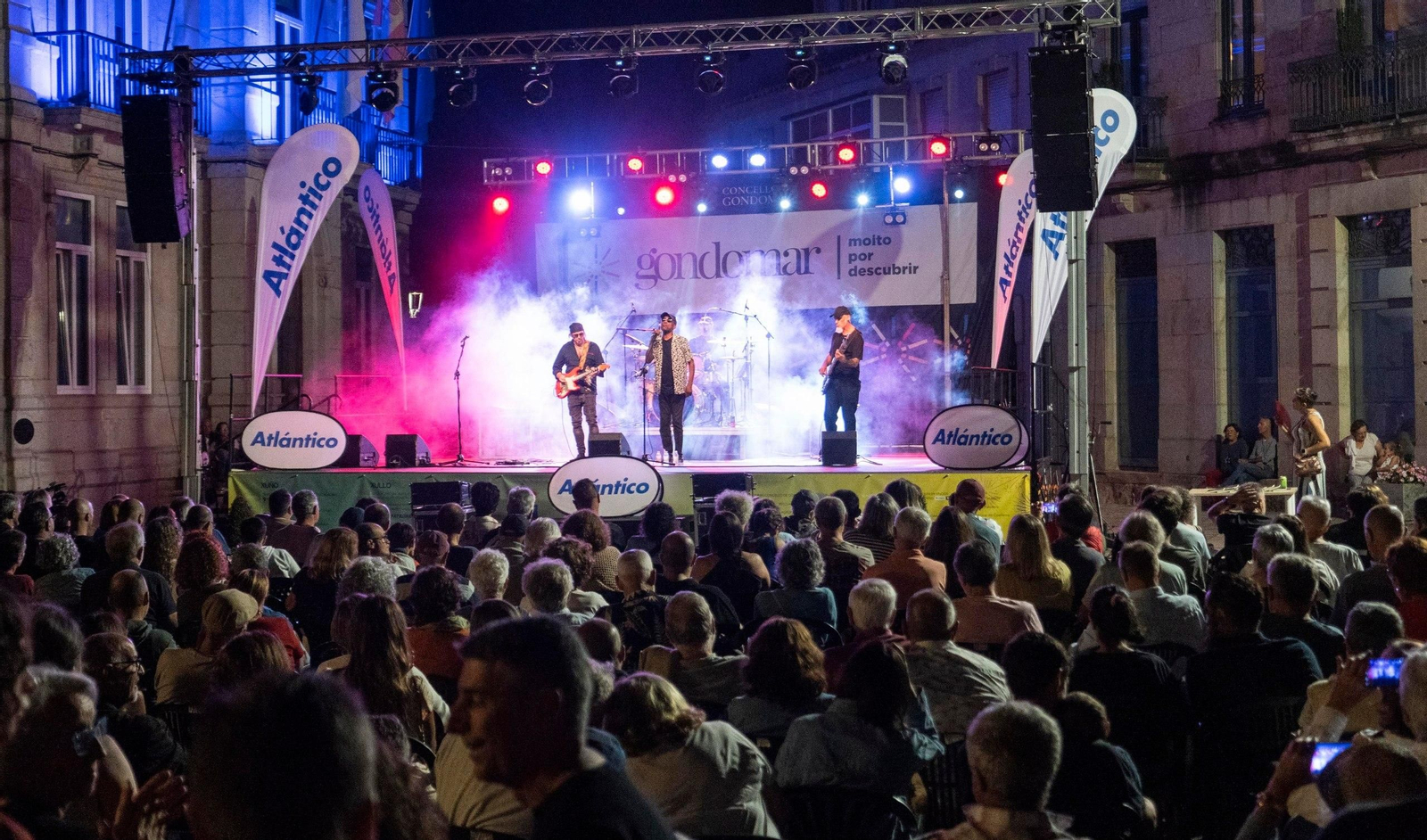 Un instante del concierto ayer en Praza da Paradela, que se llenó para ver al maestro del blues y su banda