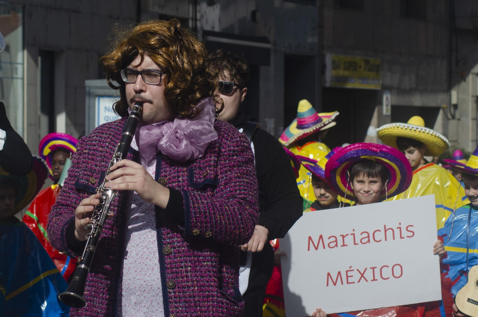 Los niños animan las calles de Ribadavia con el desfile escolar de Entroido