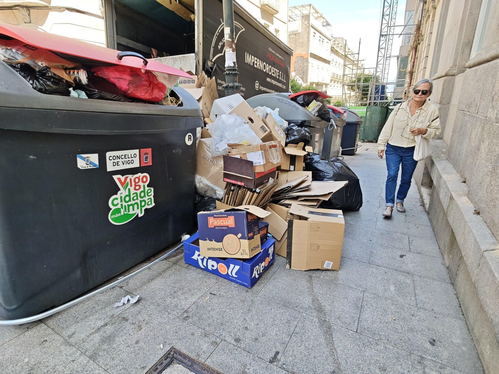 Galería | Vigo, bajo la presión de la basura tras tres días de huelga
