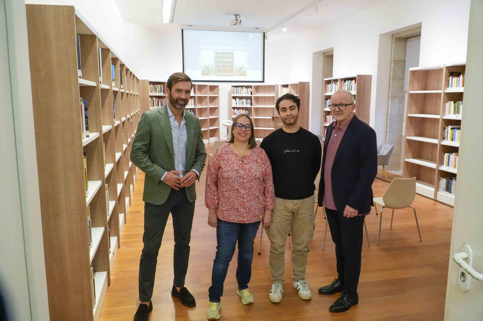 El concejal Gorka Gómez, con los responsables del museo.