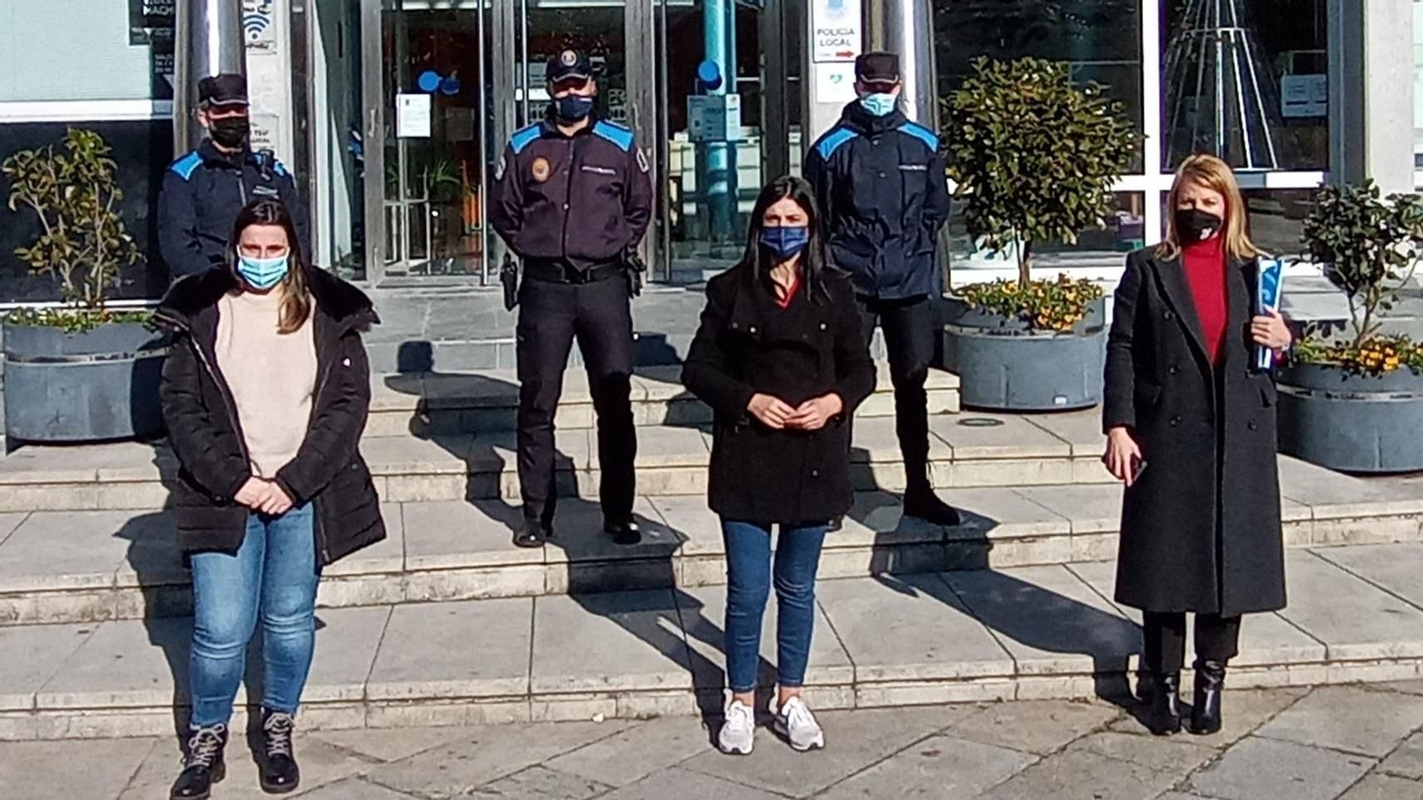 Los dos auxiliares con el Oficial jefe de Policía detrás de Lucía Pereira, la alcaldesa, y Loli Castilñeira.