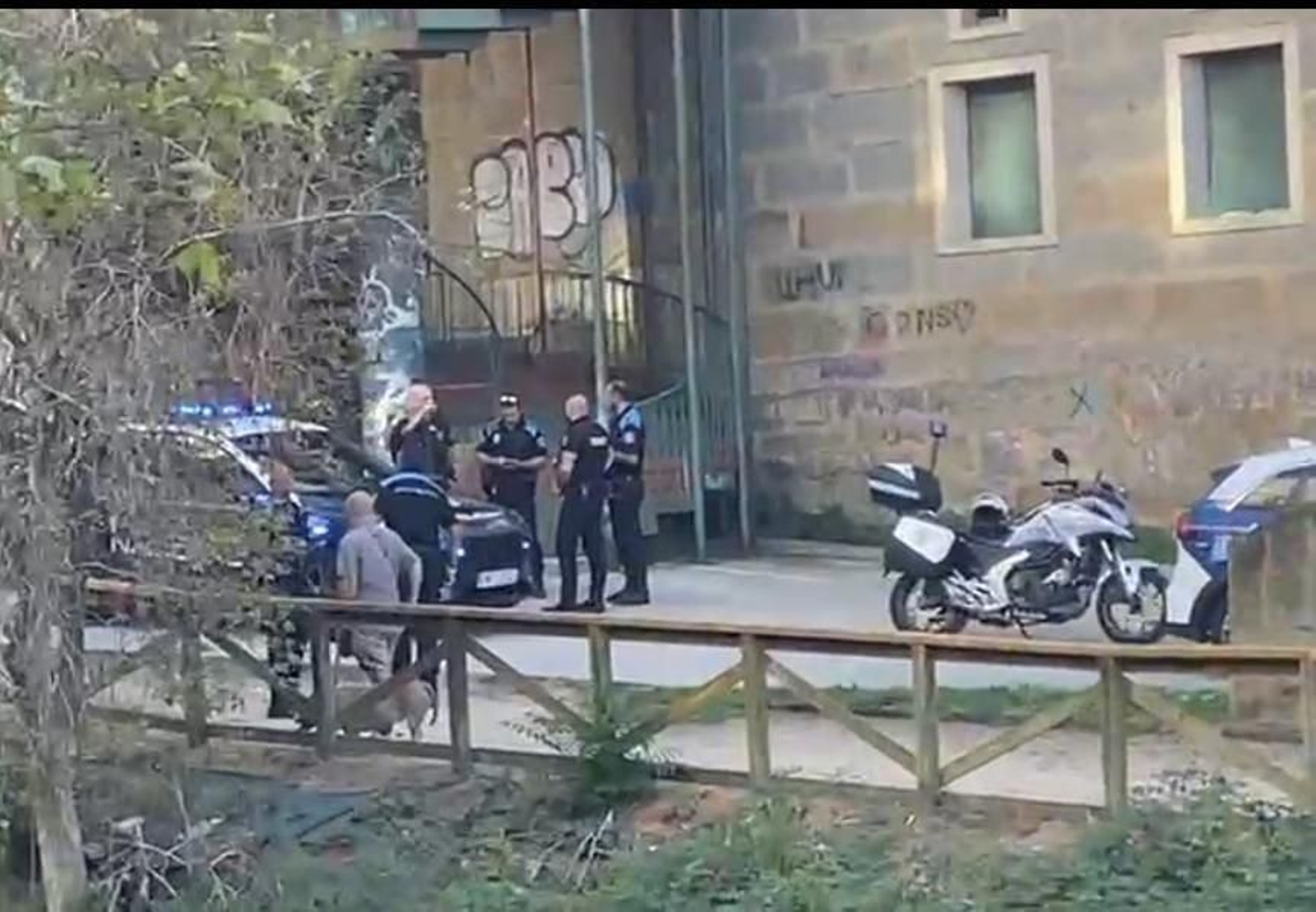 Policía Local y Nacional en el lugar del incidente.