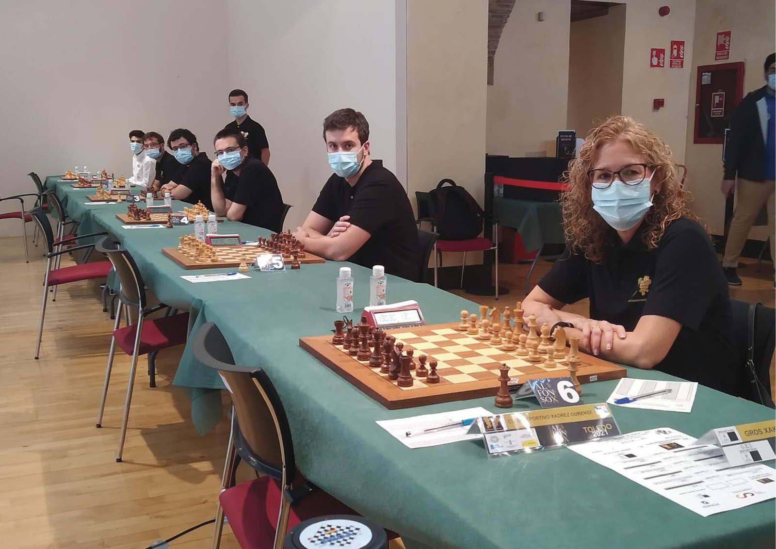 El sexteto del Xadrez Ourense antes del encuentro de ayer en la segunda jornada (XADREZ OURENSE)