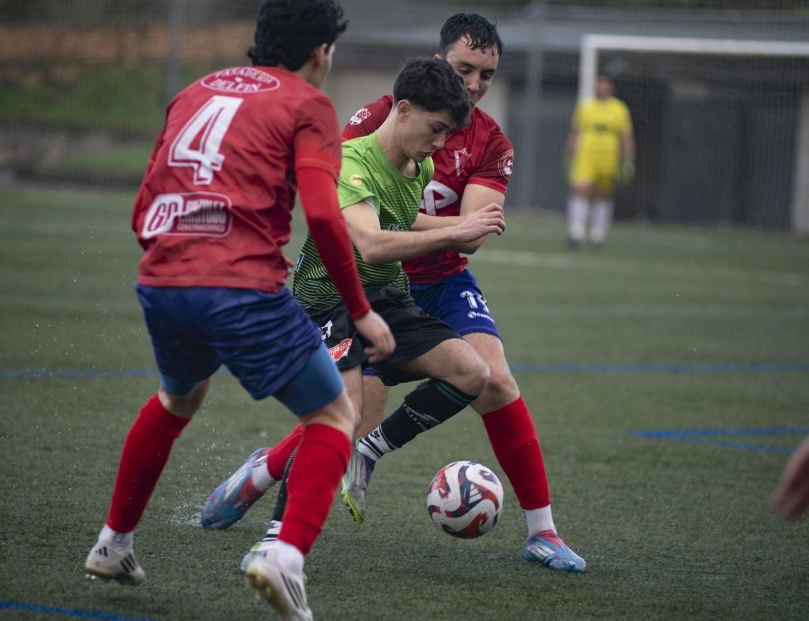 El delantero Suances, de La Purísima, intenta librarse de la marca de los macedanos Mario Gómez y Markel.