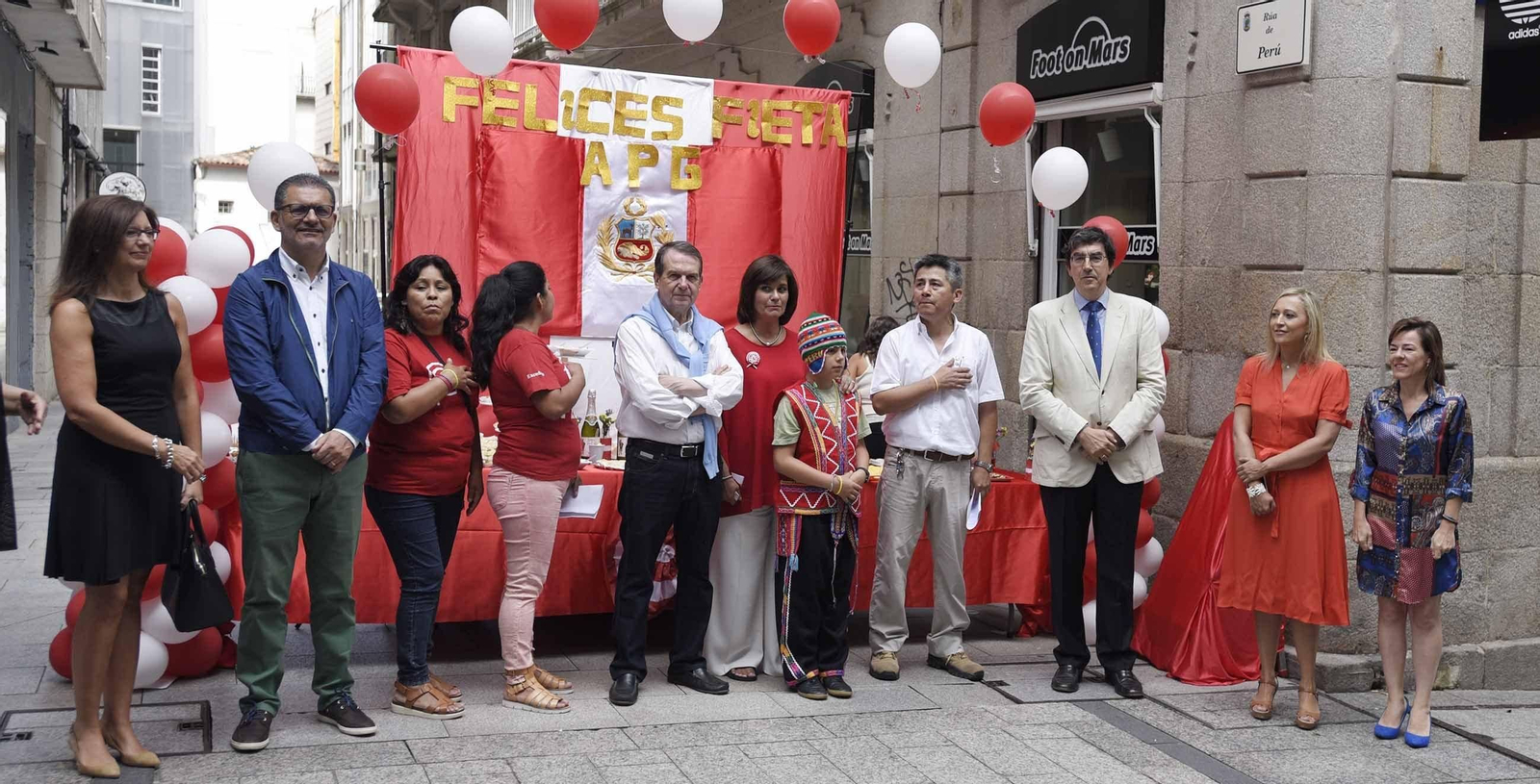 Alcalde, concejales, delegado de la Xunta y la cónsul acompañaron a la comunidad peruana.