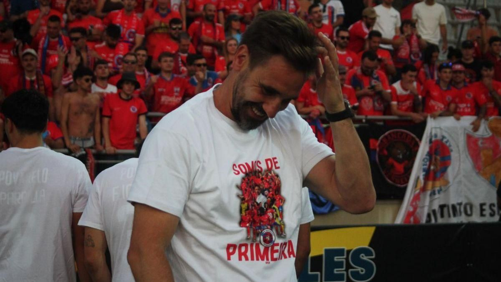 Borja Fernández, entrenador de la UD Ourense, celebrando el ascenso.