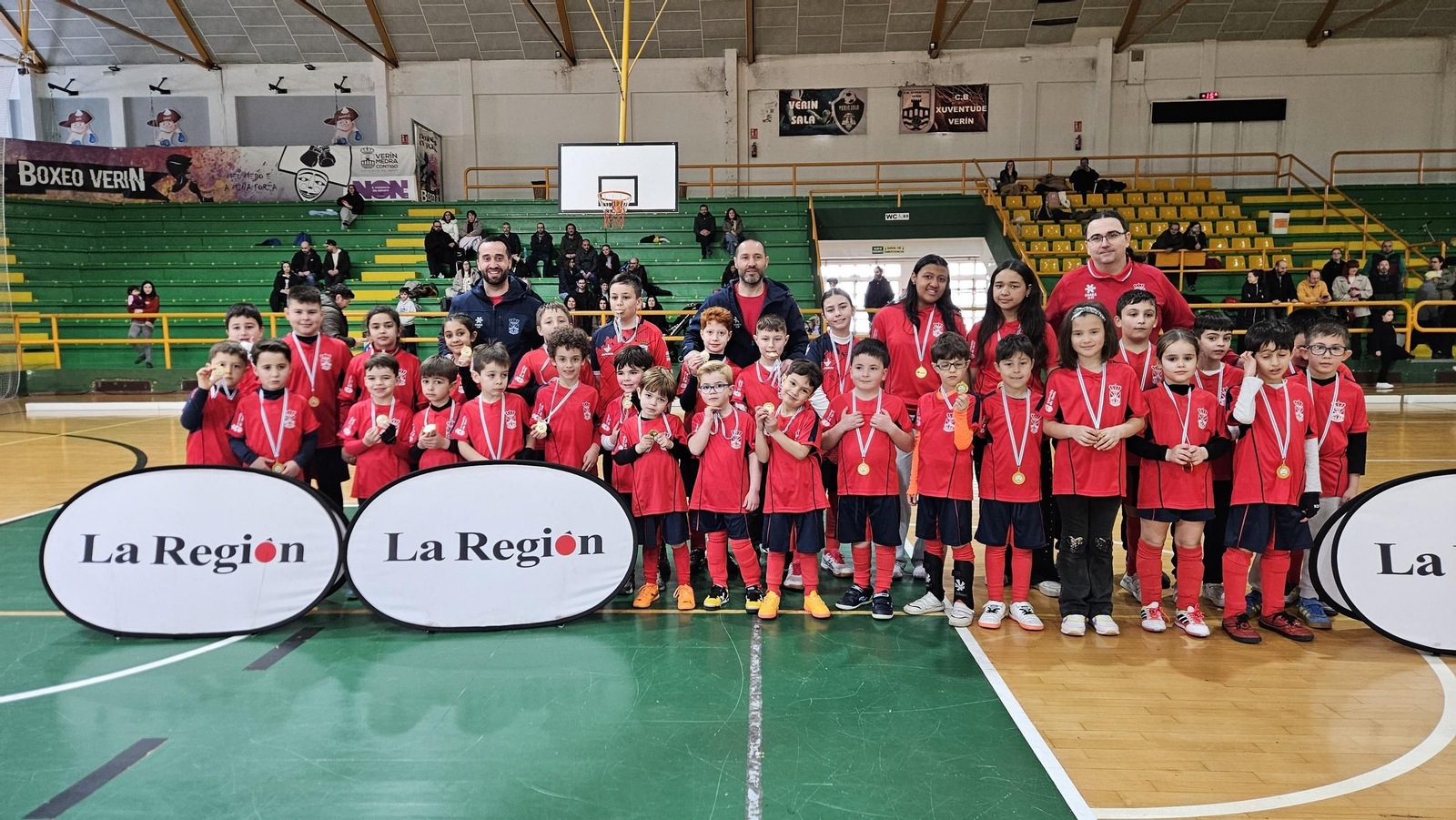 Galería | La cantera del hockey sala ourensano disfruta de una jornada de competición con +Deporte La Región