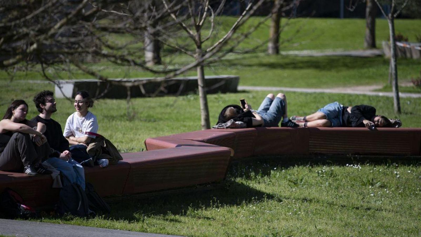 Alumnos del Campus de Ourense toman el sol durante el mes de marzo.