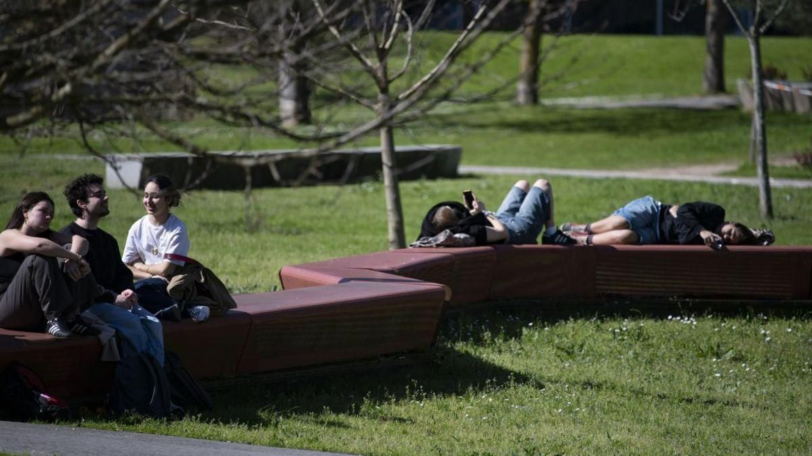 Alumnos del Campus de Ourense toman el sol este martes.