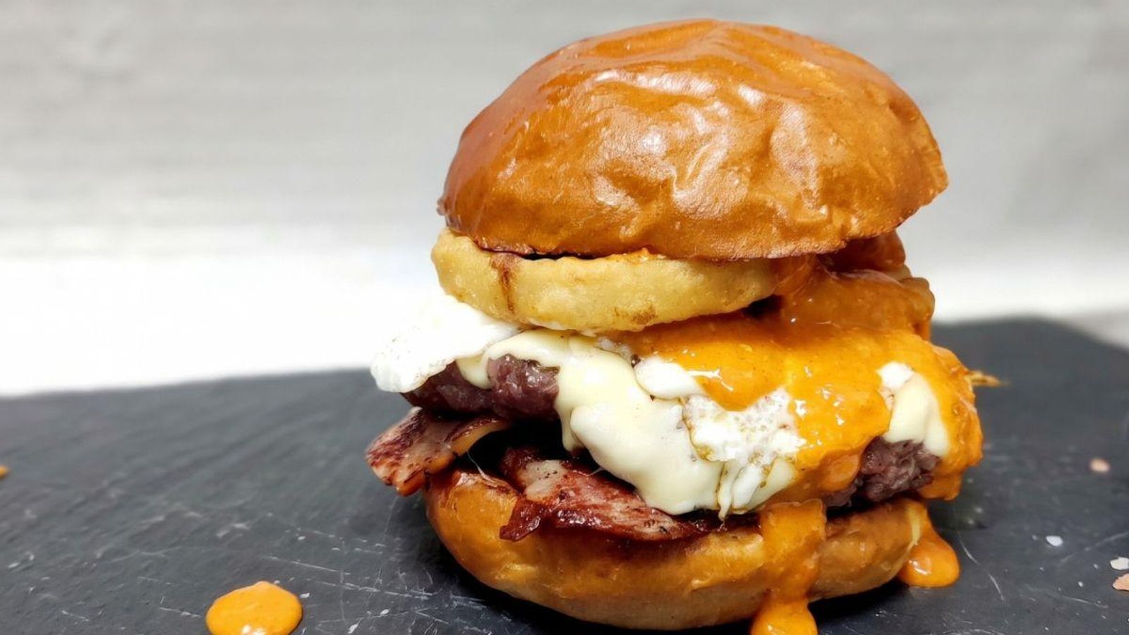 El tamaño sí importa: A Parra cuenta con hamburguesas caseras de gran tamaño para los más exigentes.