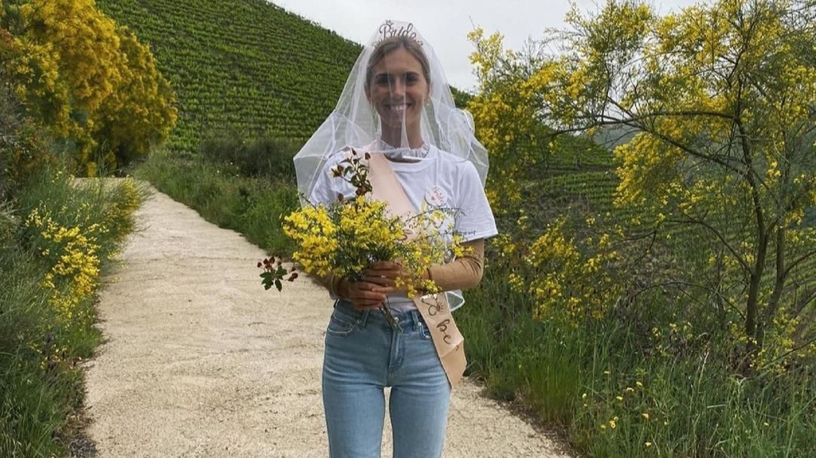 Esa novia que les muestro es la viguesa Lucía Bárcena, una de las influencers de moda más reconocidas en España, que se casará este verano con Marco Juncadella Hohenlohe