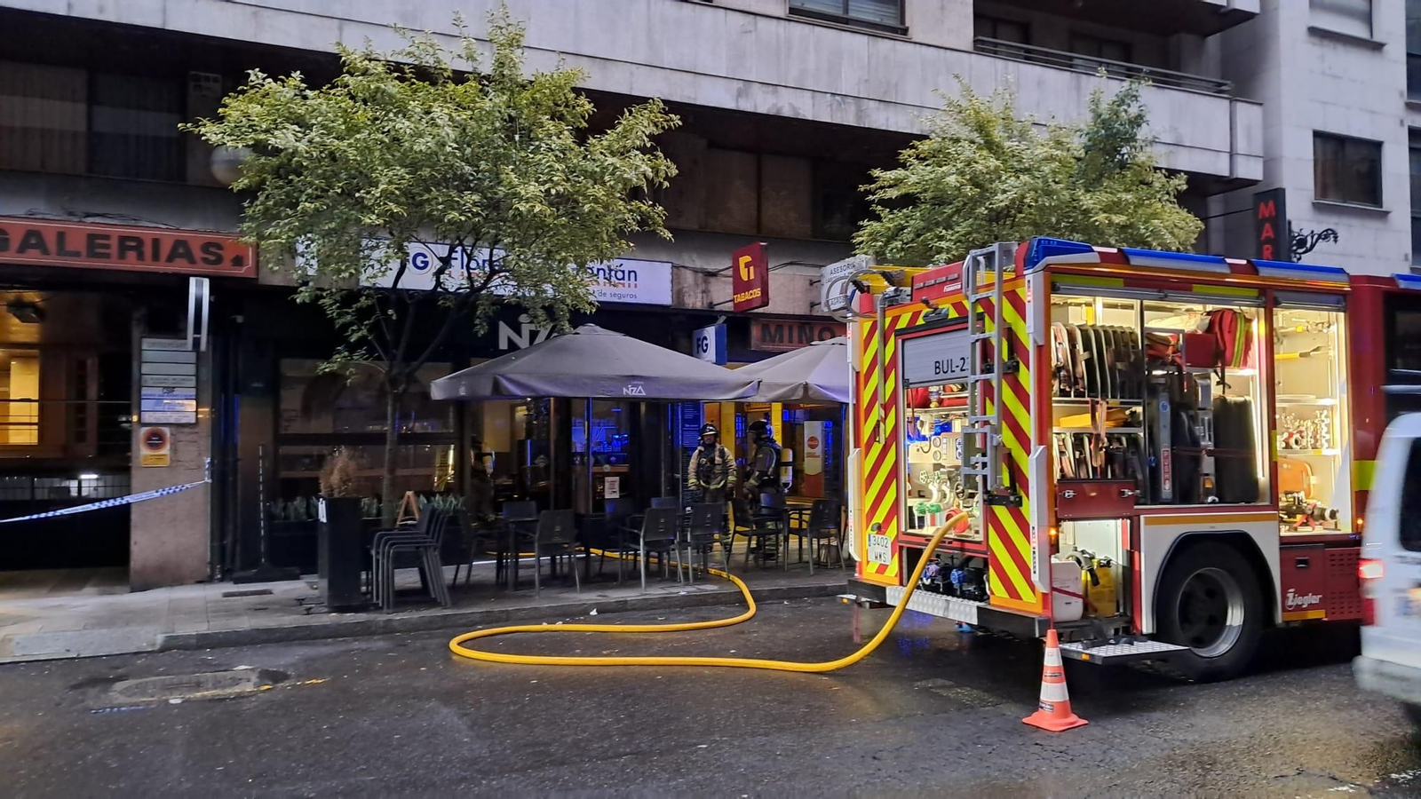 Imagen de la actuación de los Bombeiros de Ourense en la cafetería.